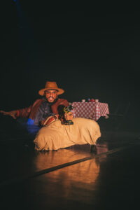 Obra "(DES)CONSERTEM os seus cor-ações", encenada no Centro Cultural Olido em 8 de novembro de 2025. Foto: Carlos Spinello