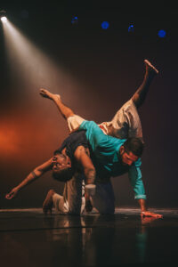 Obra "(DES)CONSERTEM os seus cor-ações", encenada no Centro Cultural Olido em 8 de novembro de 2025. Foto: Carlos Spinello