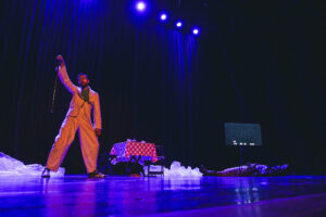 Obra "(DES)CONSERTEM os seus cor-ações", encenada em Salto (SP) em 10 de novembro de 2025. Foto: Carlos Spinello