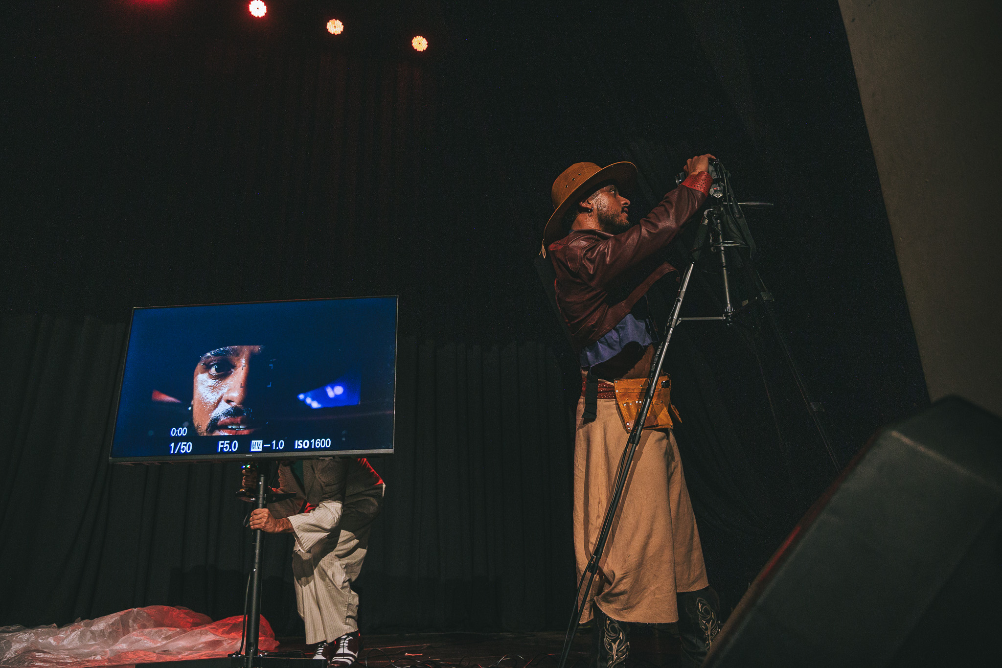Obra "(DES)CONSERTEM os seus cor-ações", encenada em Salto (SP) em 10 de novembro de 2025. Foto: Carlos Spinello