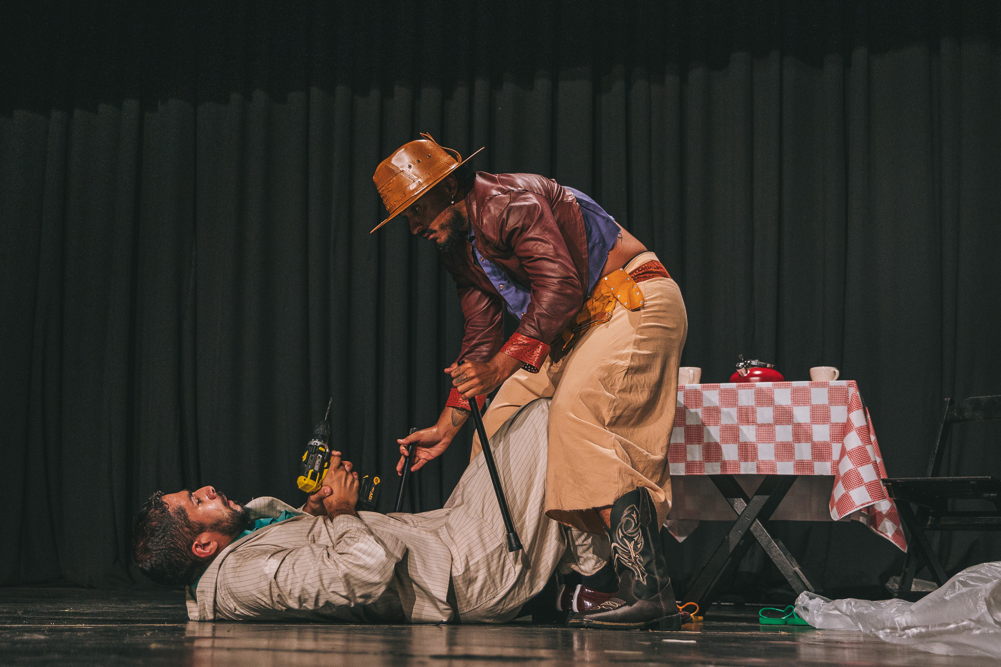 Obra "(DES)CONSERTEM os seus cor-ações", encenada em Salto (SP) em 10 de novembro de 2025. Foto: Carlos Spinello