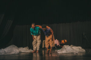 Obra "(DES)CONSERTEM os seus cor-ações", encenada em Salto (SP) em 10 de novembro de 2025. Foto: Carlos Spinello