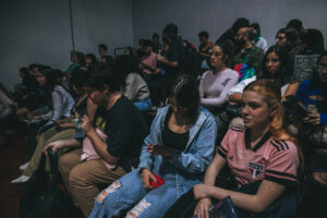 Obra "(DES)CONSERTEM os seus cor-ações" encenada na Universidade Anhembi Morumbi. Foto: Carlos Spinello