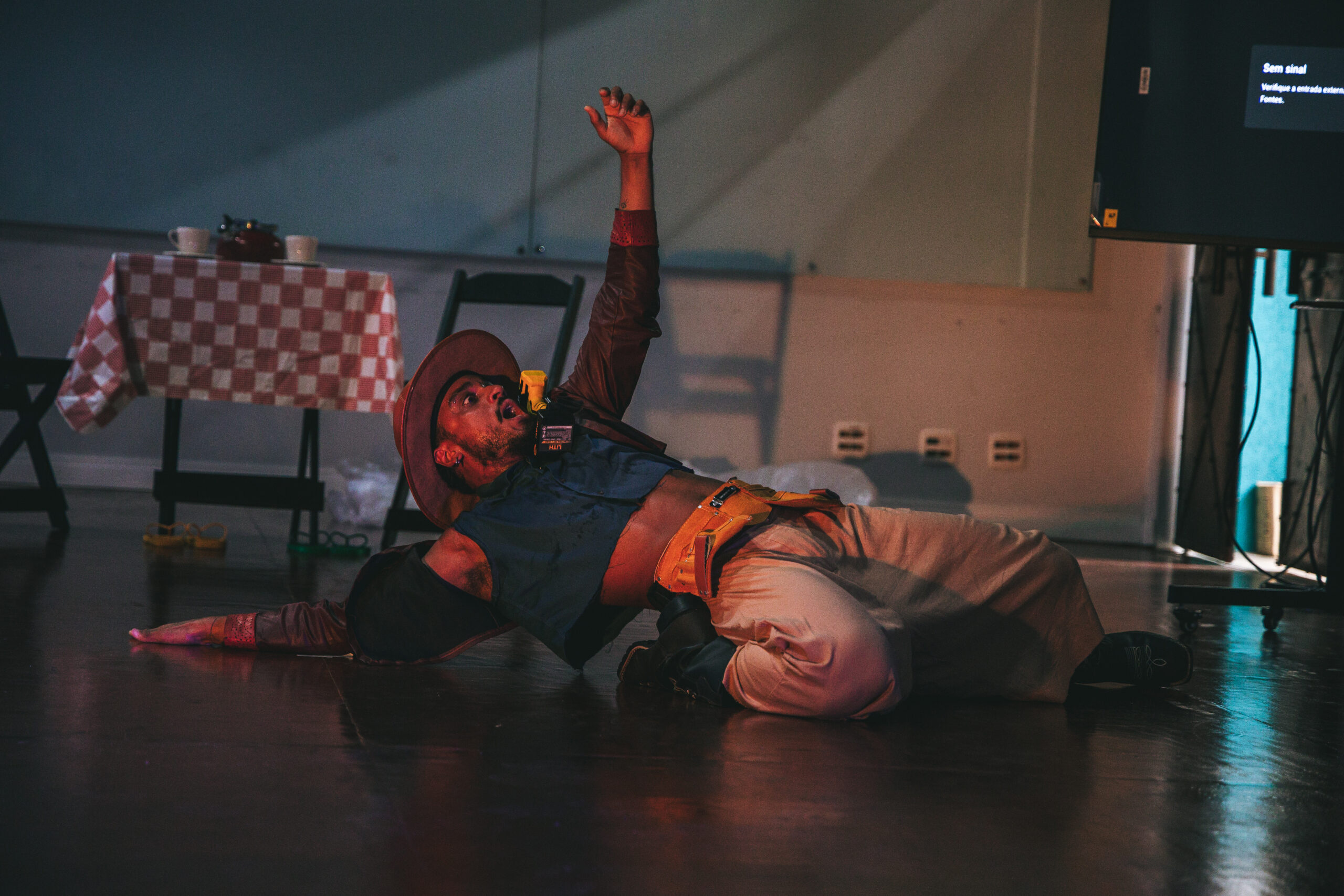 Obra "(DES)CONSERTEM os seus cor-ações" encenada na Universidade Anhembi Morumbi. Foto: Carlos Spinello