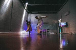 Obra "(DES)CONSERTEM os seus cor-ações" encenada na Universidade Anhembi Morumbi. Foto: Carlos Spinello