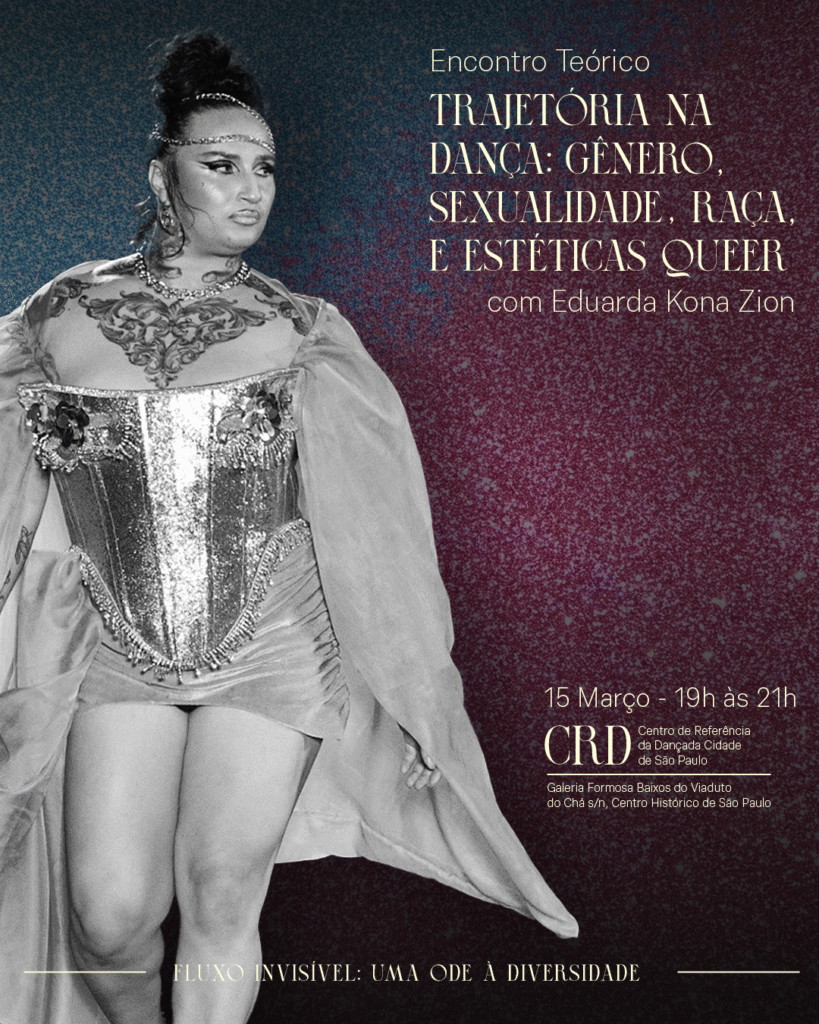 Card de divulgação no Instagram mostra a artista Eduarda Kona em pé, frente para a câmera. Ela veste um corsete relusente, uma capa e um adereço metálico ao redor da cabeça e do cabelo. Olha para a sua esquerda. O fundo da imagem contém as cores azul e roxo, da identidade visual do projeto Fluxo Invisível. O card ainda contém as informações da oficina da artista.