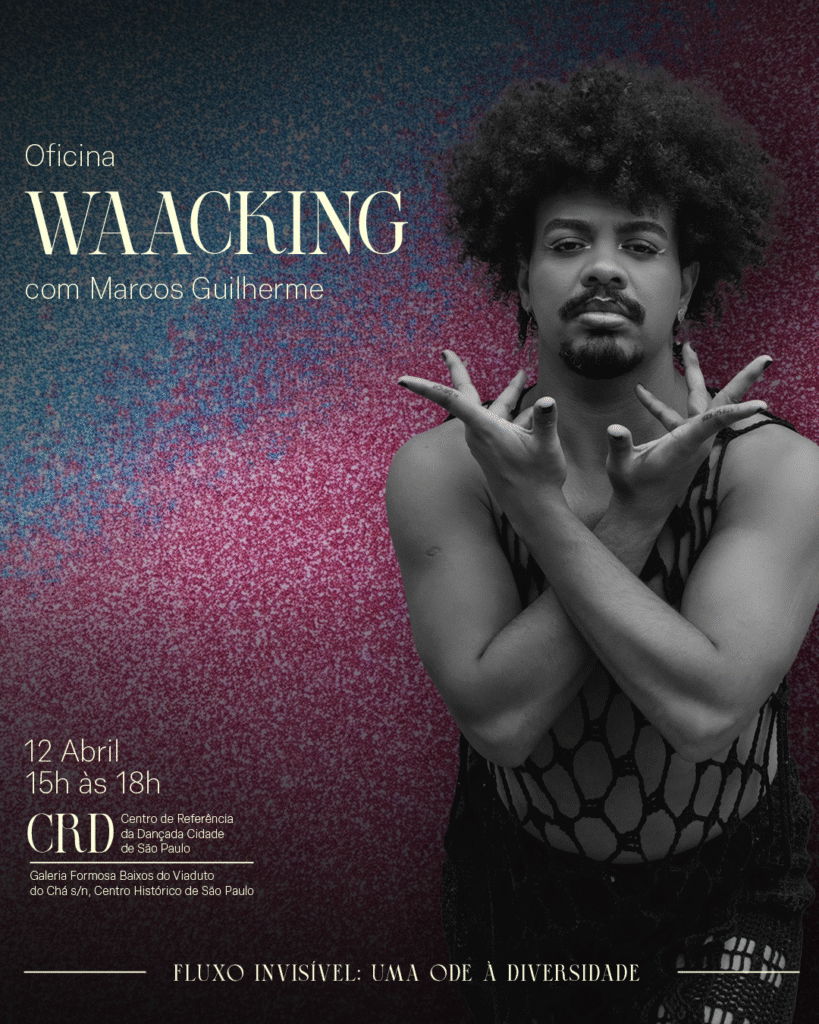 Card de divulgação no Instagram mostra o artista Marcos Guilherme em pé, frente para a câmera. Ele está com os antebraços cruzados em frente ao tronco e as mãos com os dedos abertos em diversas direções. Tem cabelos cacheados, bigode e cavanhaque. Usa maquiagem nos olhos e uma blusa de rede preta. O fundo da imagem contém as cores azul e roxo, da identidade visual do projeto Fluxo Invisível. O card ainda contém as informações da oficina do artista.