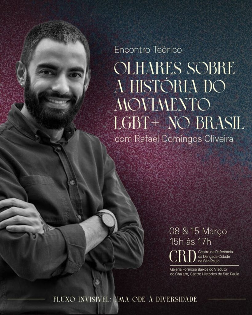 Card de divulgação no Instagram mostra o artista Rafael Domingos Oliveira em pé, frente para a câmera. Ele está sorrindo e mantém os braços cruzados. Tem bacelo curto e barba preta. O fundo da imagem contém as cores azul e roxo, da identidade visual do projeto Fluxo Invisível. O card ainda contém as informações da oficina do artista.