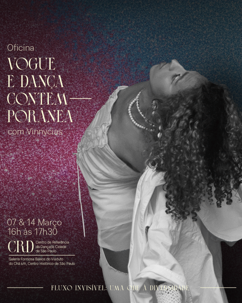 Card de divulgação no Instagram mostra a artista Vinnycias em pé fotografada de cima. Ela está levemente arqueada para trás e olha para cima, de modo que seus cabelos cacheados escorrem em direção a suas costas. O fundo da imagem tem as cores roxo e azul, exibidas de forma cintilante. O card contém informações dos dias e horários da oficina.